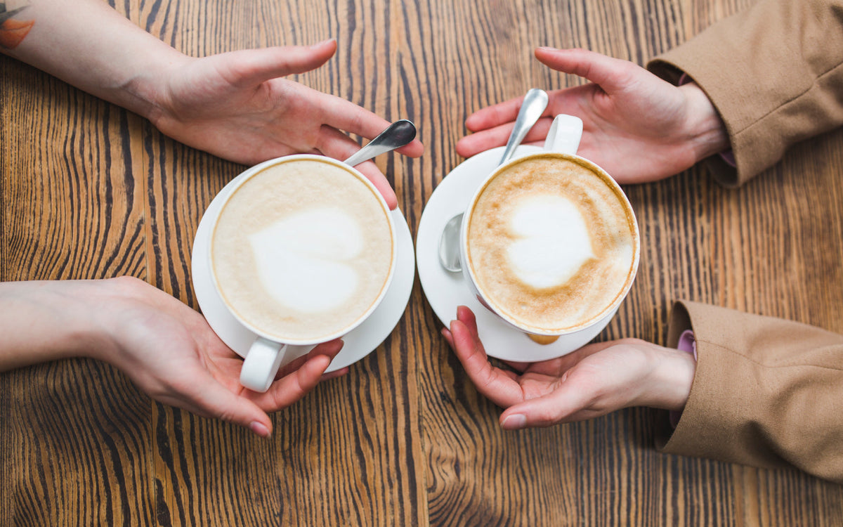 Flat White vs Cappuccino: Unterschiede bei Milch, Geschmack, Stärke und Zubereitung